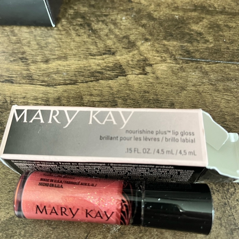 Nourishing plus lip gloss